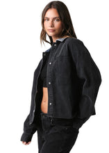 Load image into Gallery viewer, contrast denim jacket with pocket details
